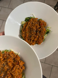 Una foto de Spaghettis de calabacín con boloñesa