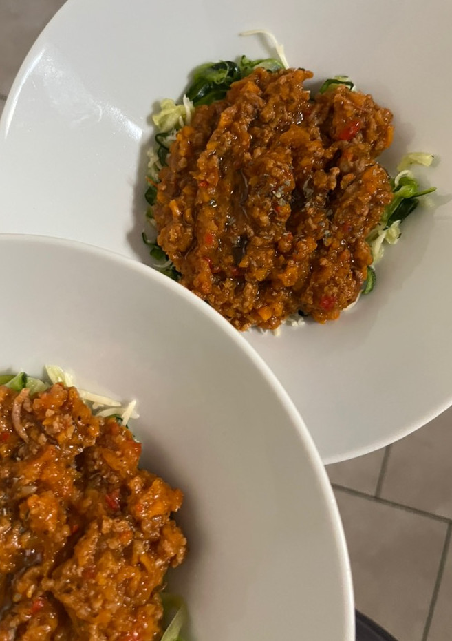 Una foto de Spaghettis de calabacín con boloñesa