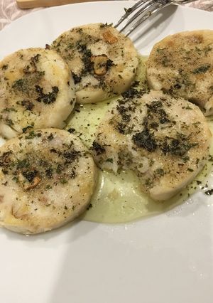 Una foto de Medallones de merluza a la plancha con ajilimójili