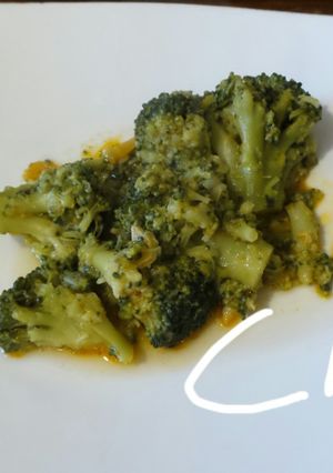 Una foto de Brócoli rehogado con ajo y pimentón