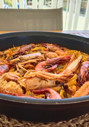 Una foto de Paella de marisco