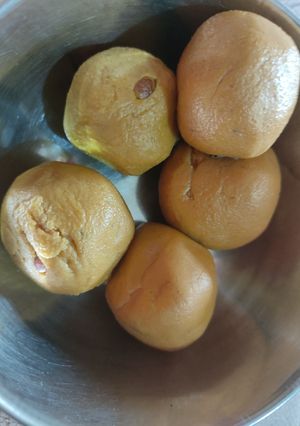 બેસન ના લાડુ (Besan Ladoo Recipe In Gujarati) રેસીપી મુખ્ય ફોટો