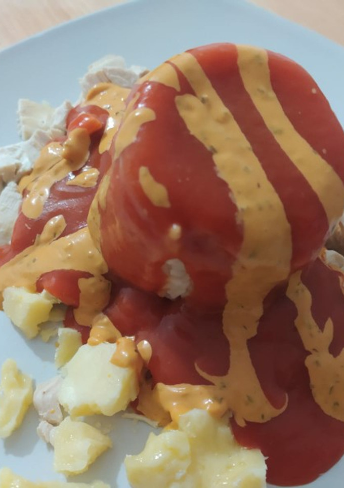 Una foto de Volcán de arroz con pollo, gaucha y cheddar