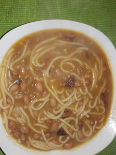 Una foto de Porotos con riendas y chorizo