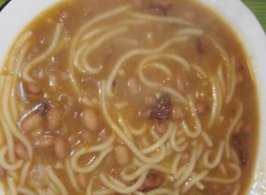 Una foto de Porotos con riendas y chorizo