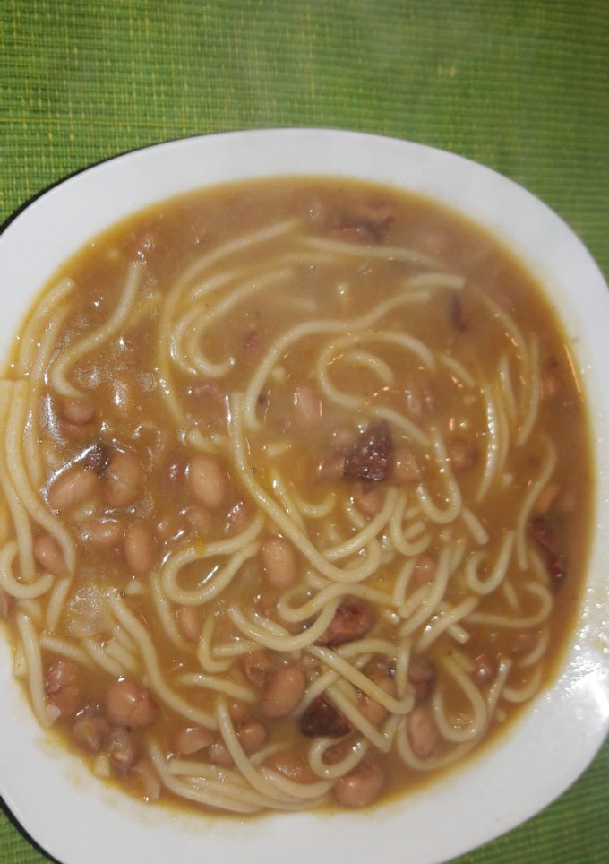 Una foto de Porotos con riendas y chorizo