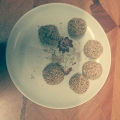 A picture of Seseme seeds balls.