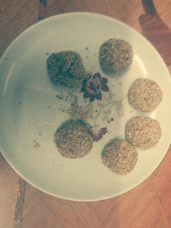 A picture of Seseme seeds balls.