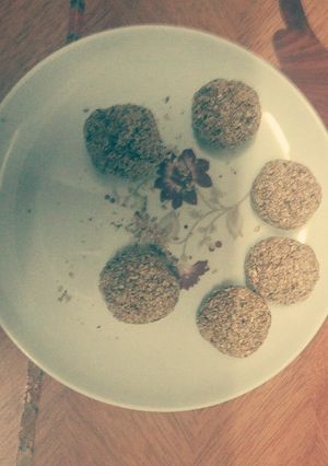 A picture of Seseme seeds balls.
