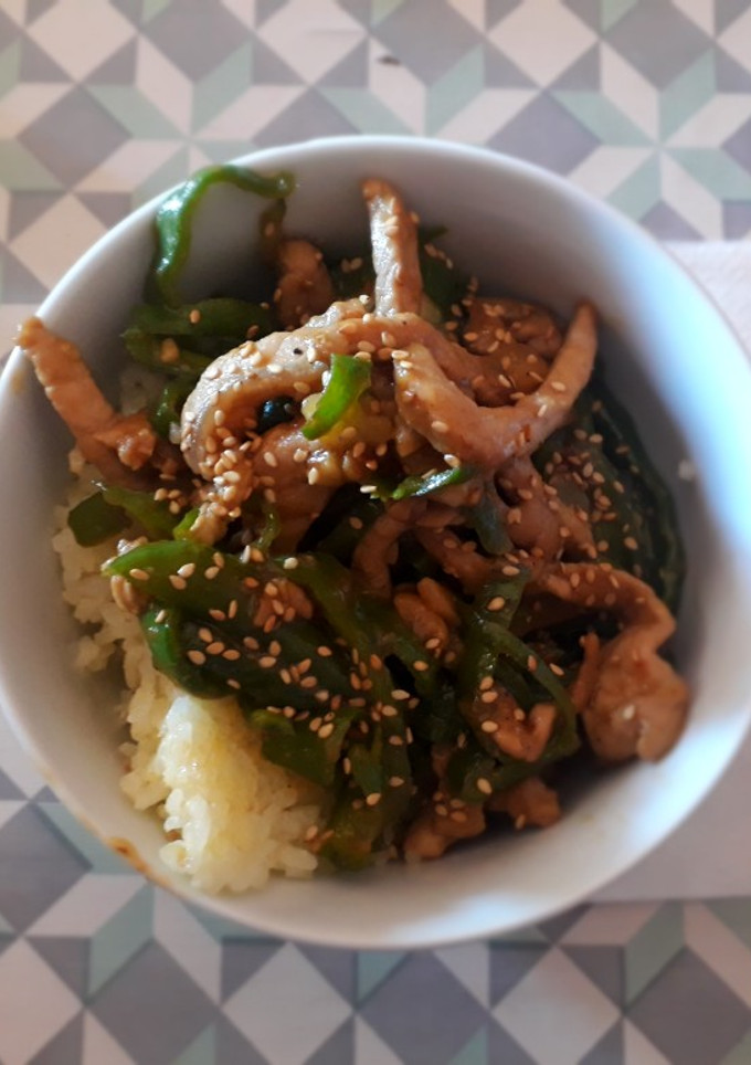 Una foto de Salteado de carne con pimientos estilo chino (qīng jiāo ròu sī)
