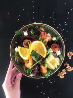 Una foto de Ensalada de aguacate con salmón ahumado y naranja 🥑 🐟 🍊