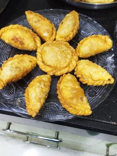 मावा गुजिया (mawa gujiya recipe in Hindi) रेसिपी मुख्य फोटो