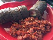 Una foto de rollo de carne de res molida relleno