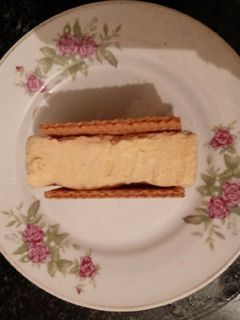 Una foto de Sándwich helado de vainilla y ron (en la heladera)