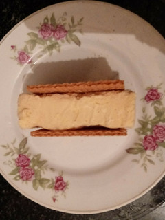 Una foto de Sándwich helado de vainilla y ron (en la heladera)