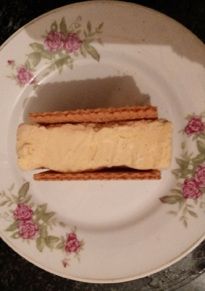 Una foto de Sándwich helado de vainilla y ron (en la heladera)