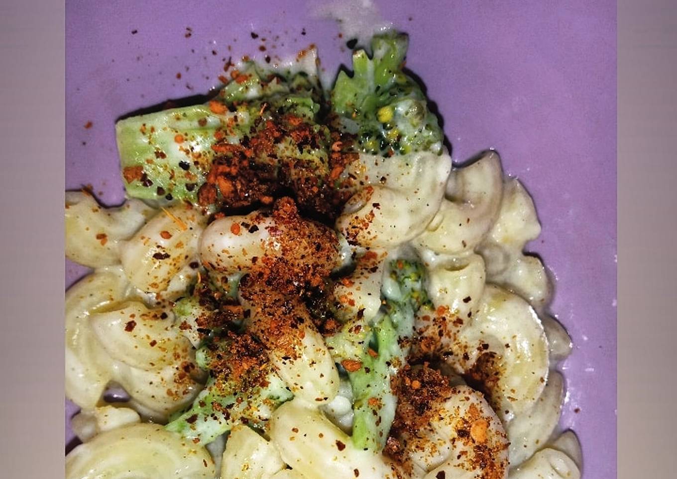 Creamy macaroni and cheese with broccoli