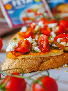Una foto de Tostadas de Feta o Halloumi y melocotón