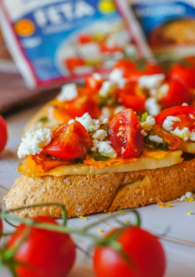 Una foto de Tostadas de Feta o Halloumi y melocotón