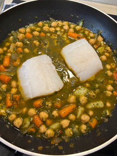 Una foto de Garbanzos con espinacas, verduritas y bacalao