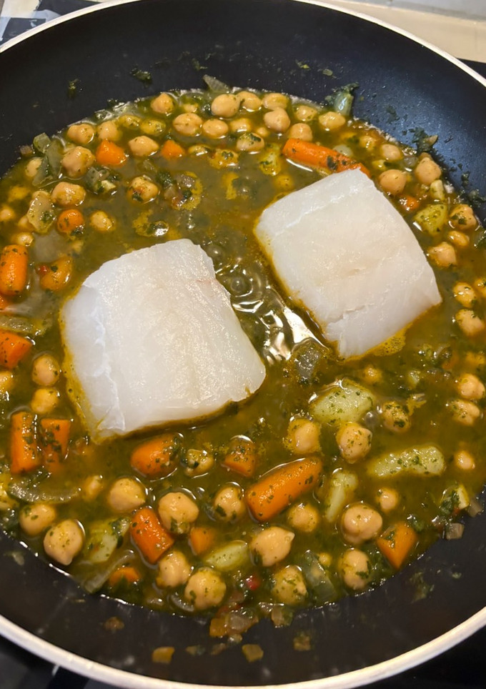 Una foto de Garbanzos con espinacas, verduritas y bacalao