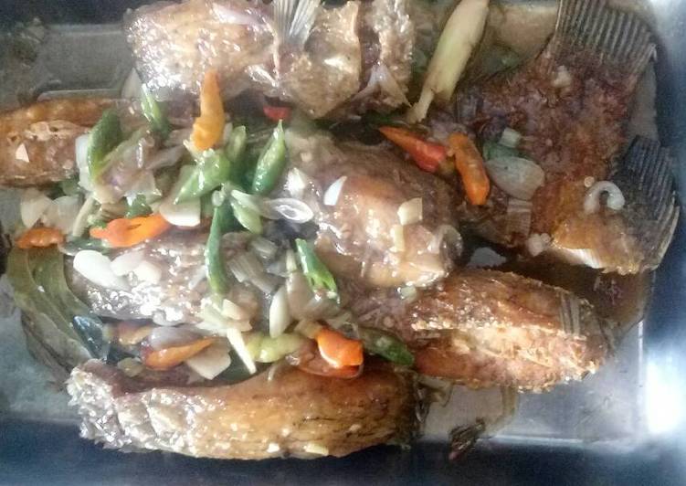 Langkah Membuat Gurame siram saos tiram extra pedas Lezat