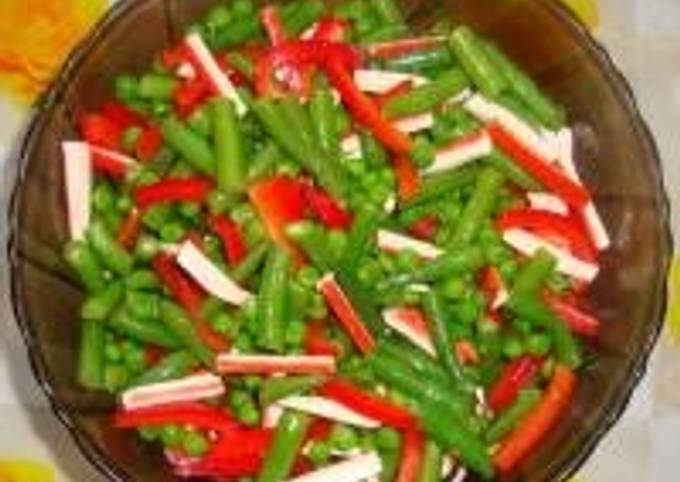 Быстрый салат из замороженных овощей и крабовых палочек