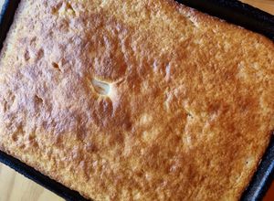 Una foto de Torta de vainilla con trozos de manzana