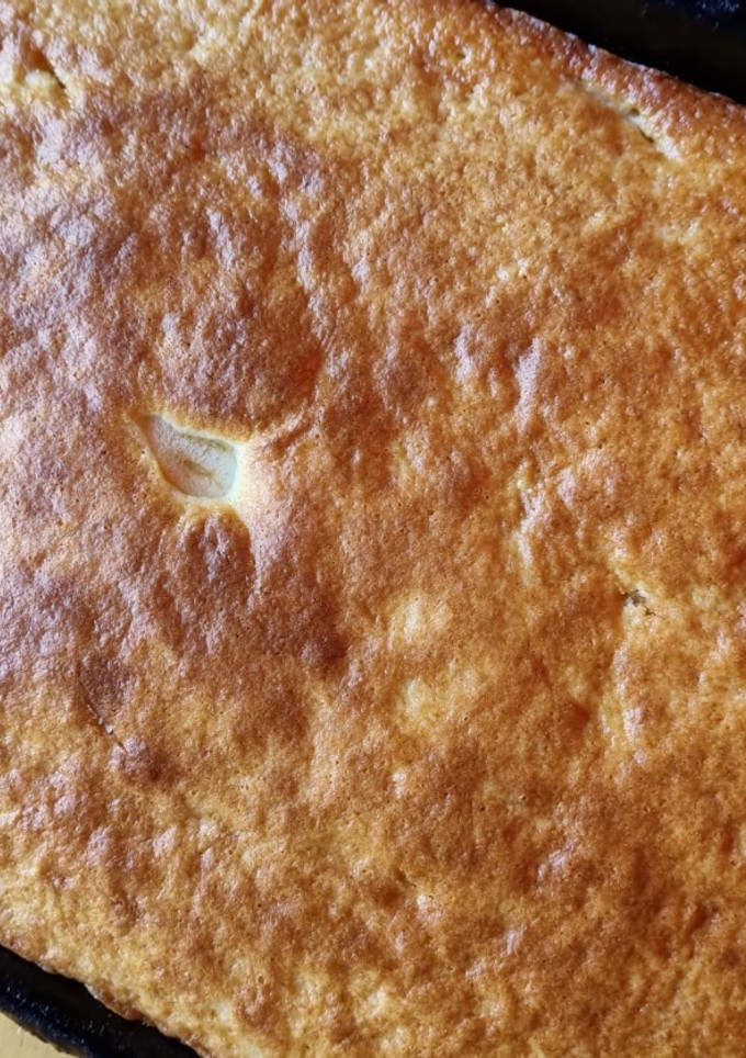 Una foto de Torta de vainilla con trozos de manzana