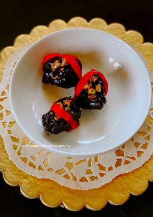 A picture of Chocolate Dipped Dates.