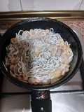 Gulas con gambas al ajillo