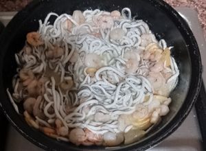 Foto principal de Gulas con gambas al ajillo