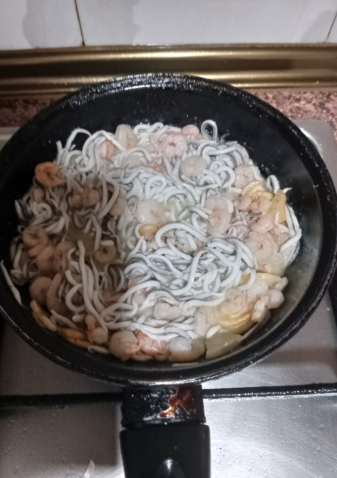 Una foto de Gulas con gambas al ajillo