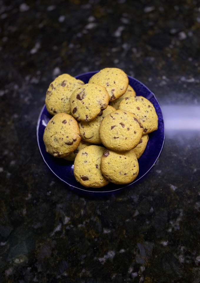 Una foto de Galletitas de vainilla con chispitas de chocolate fáciles y rápidas