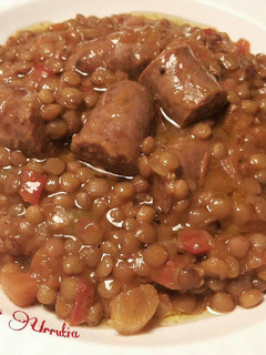 Una foto de Lentejas pardinas con verduras y salchichas frescas