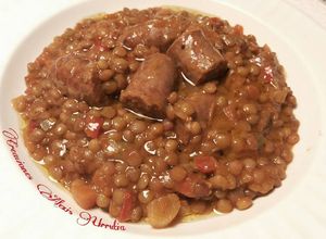 Una foto de Lentejas pardinas con verduras y salchichas frescas