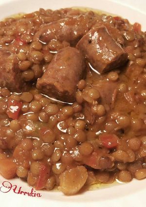 Foto principal de Lentejas pardinas con verduras y salchichas frescas