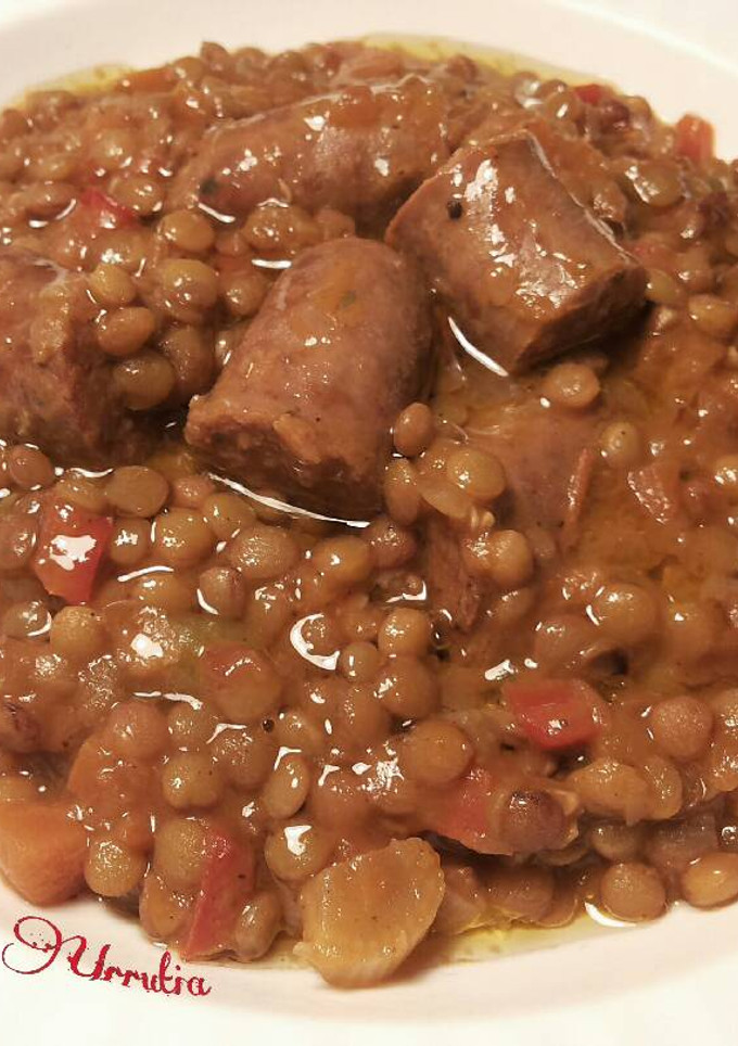 Una foto de Lentejas pardinas con verduras y salchichas frescas