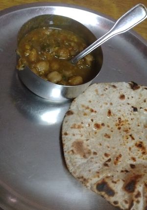 A picture of Chole with roti.