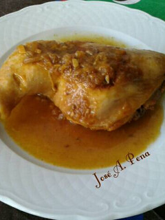 Una foto de Muslo y contramuslo de pollo en salsa de azafrán #pollo y listo