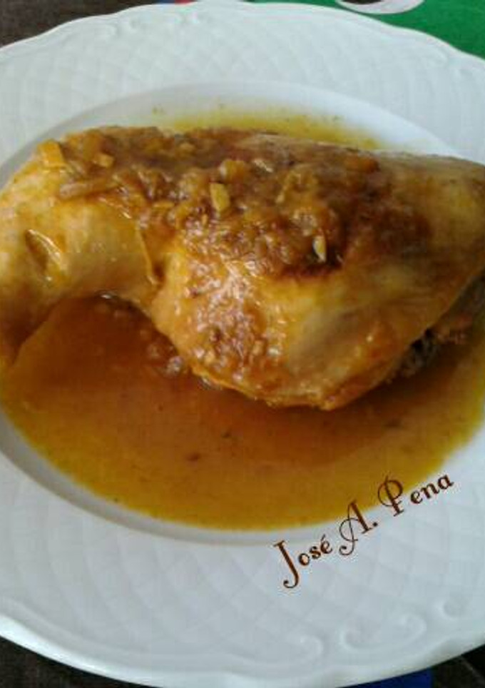 Una foto de Muslo y contramuslo de pollo en salsa de azafrán #pollo y listo