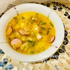 A picture of Pea soup with chicken and smoked sausage.