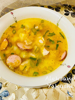 A picture of Pea soup with chicken and smoked sausage.