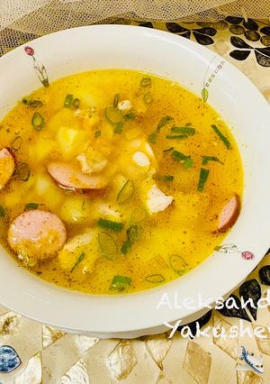 A picture of Pea soup with chicken and smoked sausage.