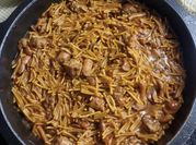 Una foto de fideos con butifarra