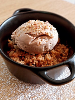 Una foto de Crumble de frutas con helado de avellanas