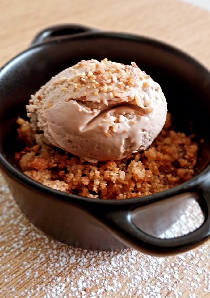 Una foto de Crumble de frutas con helado de avellanas