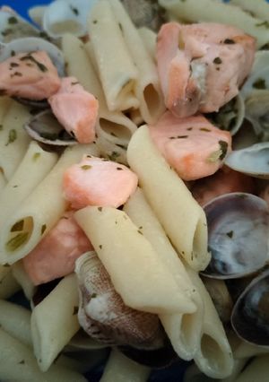 Una foto de Maccherioni con salmón y almejas en salsa verde
