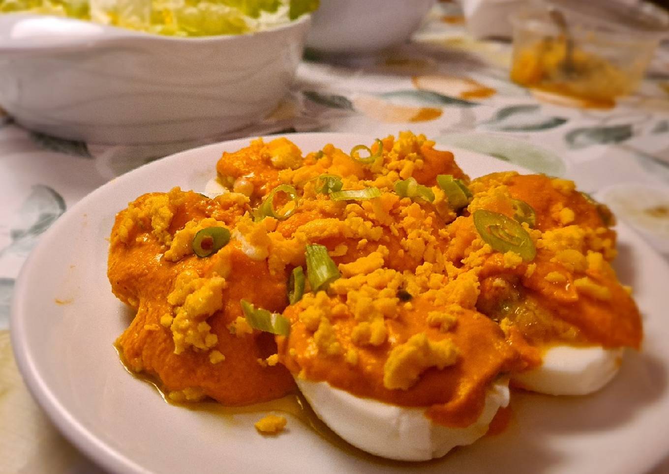 Huevos rellenos de salpicón de marisco con hummus de pimiento