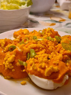 Una foto de Huevos rellenos de salpicón de marisco con hummus de pimiento